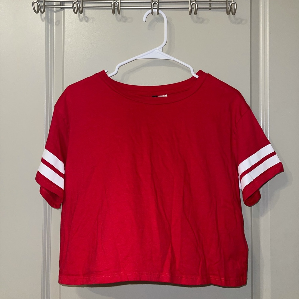 red crop tee